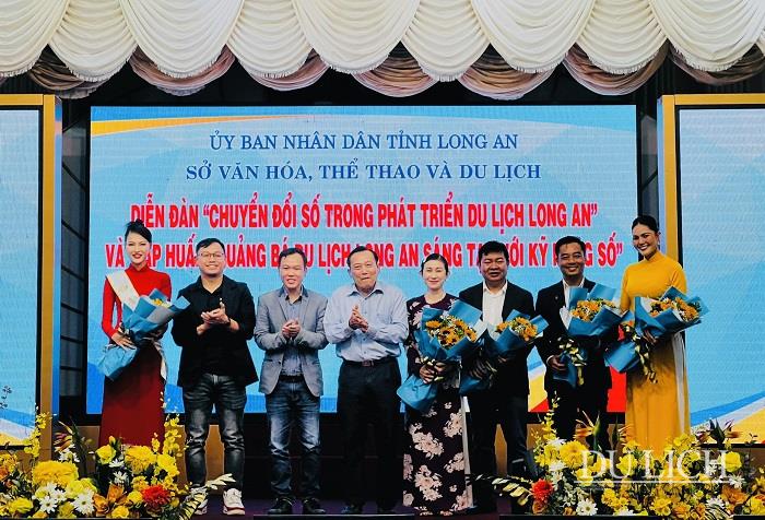 Giám đốc Sở Văn hóa, Thể thao và Du lịch - Nguyễn Anh Dũng (thứ tư từ trái sang) tặng hoa cho các chuyên gia, Hoa hậu, Á hậu
